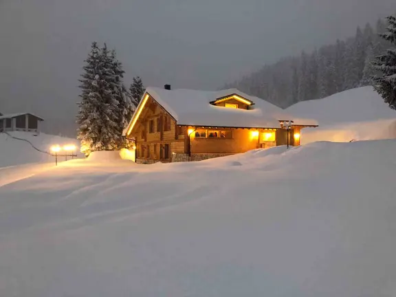 Ski-Slope Chalet - 7 Bedrooms with Private Sauna photo 4